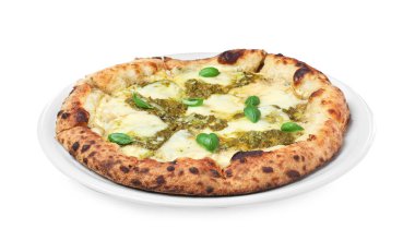 Beyaz arka planda pesto soslu lezzetli pizza.