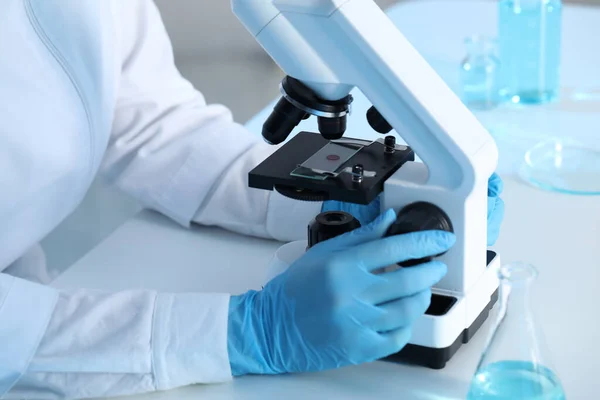 Científico Trabajando Con Microscopio Mesa Primer Plano Investigación Médica — Foto de Stock