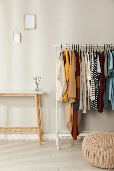 Rack Met Stijlvolle Kleding Gezellige Kamer Interieur Snelle Mode — Stockfoto