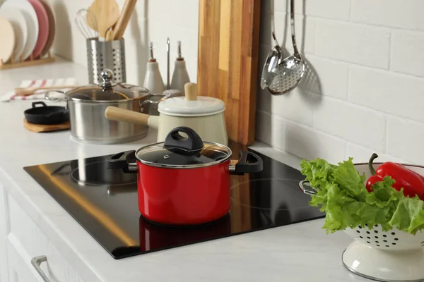 Red Pot Electric Stove Kitchen Cooking Utensil — Stock Photo, Image