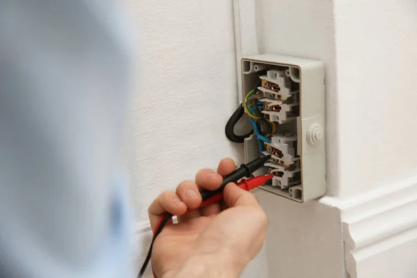 Eletricista Com Testador Verificação Tensão Dentro Casa Close — Fotografia de Stock