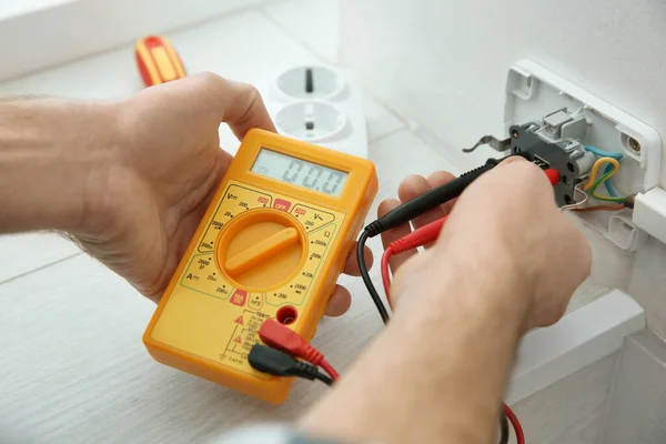 Elektrikçi Testçi Içeride Voltajı Kontrol Ediyor Yakın Plan — Stok fotoğraf