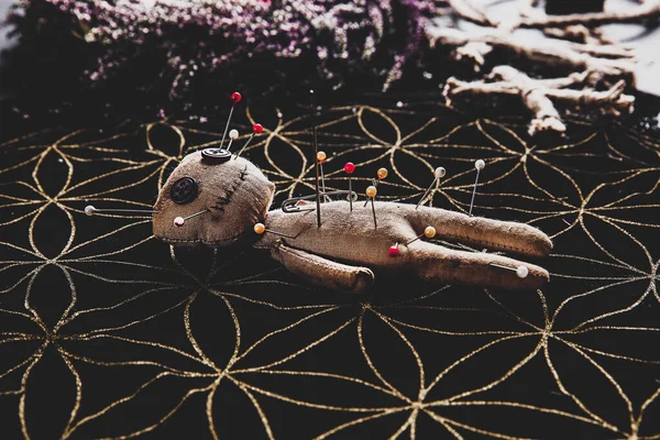 Κούκλα Βουντού Τρυπημένη Καρφίτσες Στο Τραπέζι Τελετή Κατάρας — Φωτογραφία Αρχείου