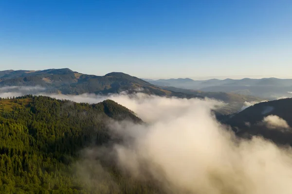 Vista Aérea Hermoso Bosque Montaña Cubierto Nubes Esponjosas Fotografía Drones —  Fotos de Stock