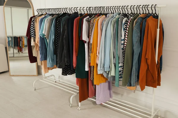 Racks Avec Des Vêtements Élégants Intérieur Mode Rapide — Photo