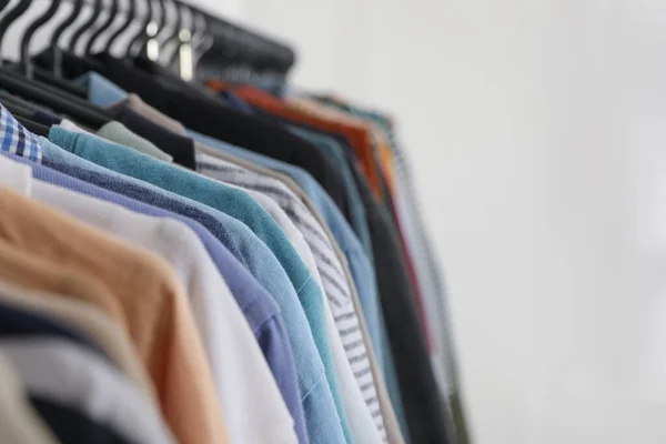 Rack Met Stijlvolle Kleding Witte Achtergrond Close Snelle Mode — Stockfoto