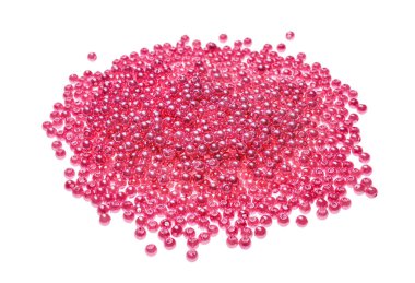 Beyaz arkaplanda pembe boncuk yığını