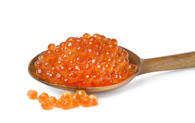 Tahta kaşık ve beyaz üzerine izole edilmiş lezzetli kırmızı havyar.