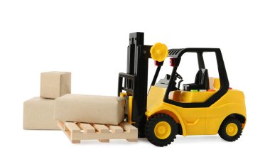 Ahşap paletli oyuncak forklift ve beyaz arkaplanda kutular