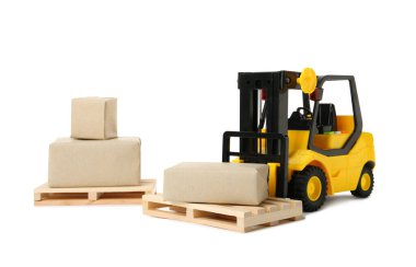 Oyuncak forklift, tahta paletler ve beyaz arkaplanda kutular