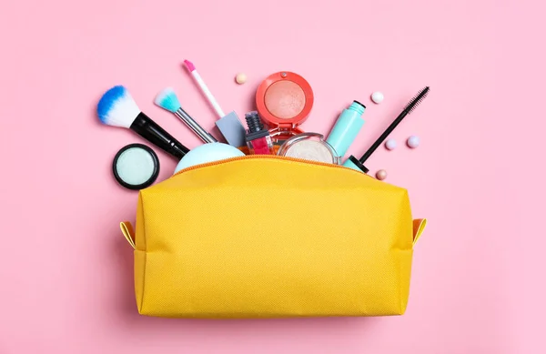 Kosmetiktasche Und Make Produkte Mit Accessoires Auf Rosa Hintergrund Flache — Stockfoto