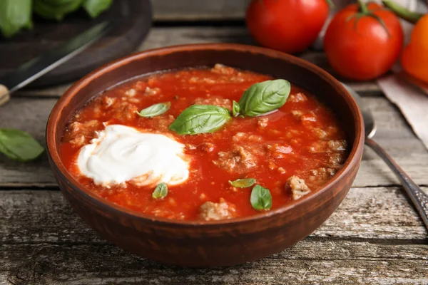 Taça Deliciosa Sopa Pimenta Recheada Mesa Madeira Close — Fotografia de Stock