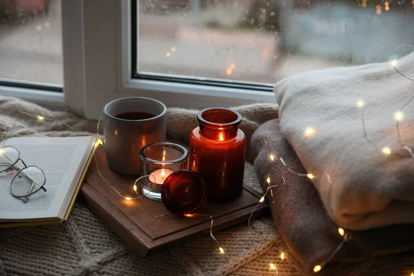 一杯热饮 打开书本 在靠近窗户的毛毯上挂上圣诞彩灯 舒适的季节 — 图库照片