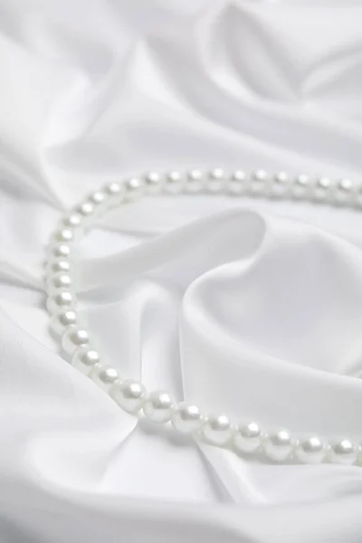 Hermosas Perlas Seda Blanca Vista Cerca —  Fotos de Stock