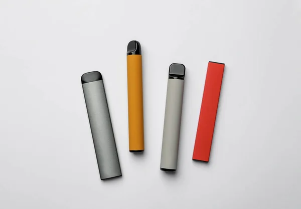 Verschiedene Elektronische Zigaretten Auf Weißem Hintergrund Draufsicht — Stockfoto