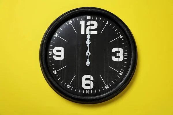 Moderno Orologio Nero Sfondo Giallo Vista Dall Alto — Foto Stock