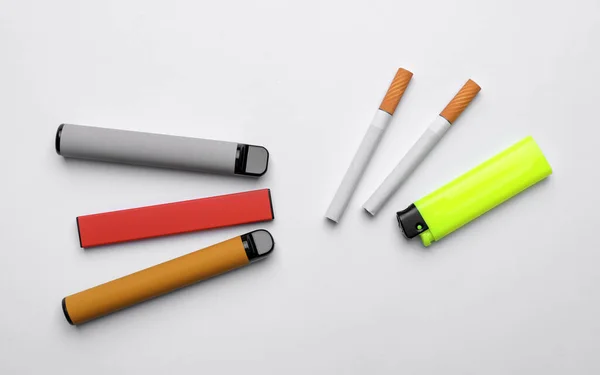 Feuerzeuge Elektronische Und Normale Zigaretten Auf Weißem Hintergrund Ansicht Von — Stockfoto
