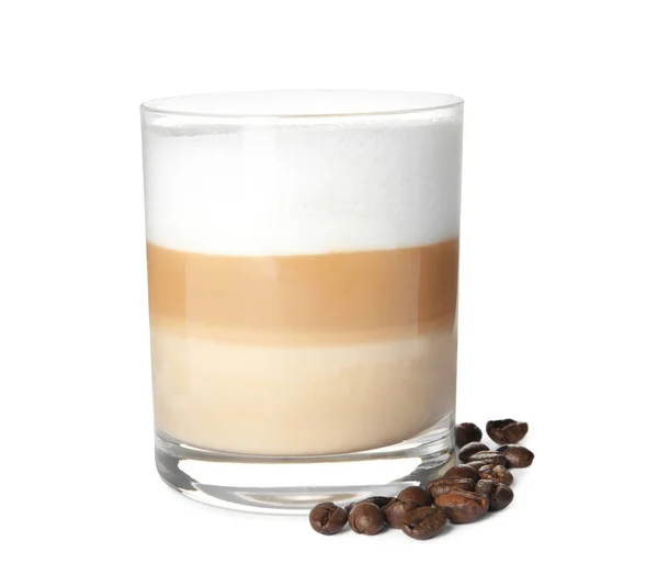 Delicioso Latte Macchiato Grãos Café Fundo Branco — Fotografia de Stock