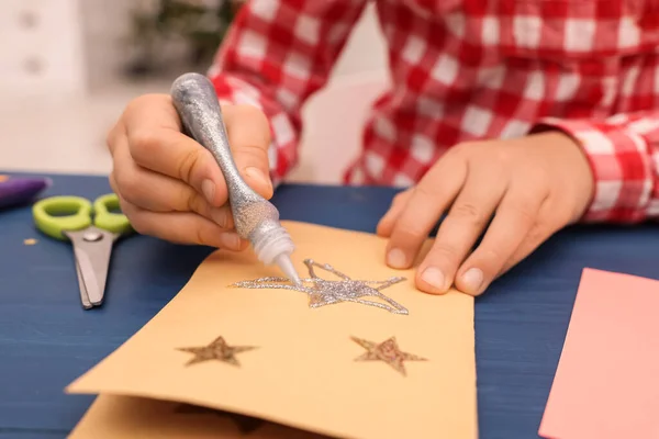 Küçük Çocuk Mavi Ahşap Masada Noel Kartı Yapıyor Yakın Plan — Stok fotoğraf