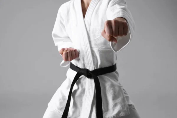 齐科吉武术大师 黑带灰色背景 以拳头为重点 — 图库照片