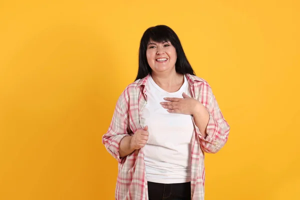 Mooie Overgewicht Volwassen Vrouw Met Charmante Glimlach Gele Achtergrond — Stockfoto
