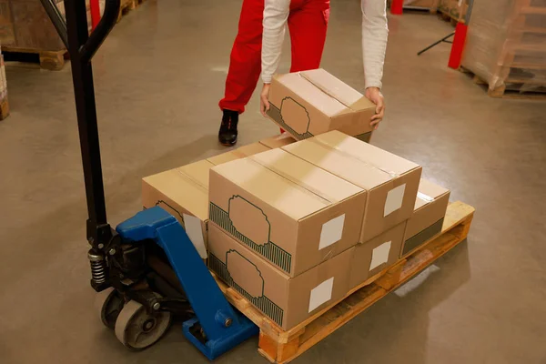 Trabajador Clasificando Cajas Cartón Almacén Primer Plano Concepto Logístico — Foto de Stock