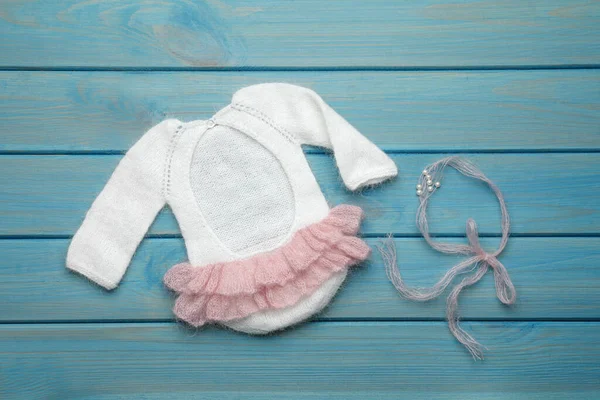 Gebreide Baby Girl Bodysuit Hoofdband Met Kralen Lichtblauwe Houten Achtergrond — Stockfoto