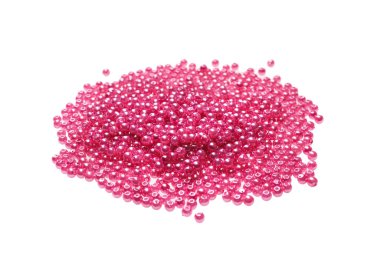 Beyaz arkaplanda pembe boncuk yığını