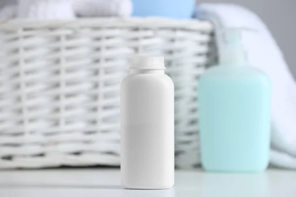 Botella Polvo Para Espolvorear Sobre Mesa Blanca Bebé Producto Cosmético —  Fotos de Stock