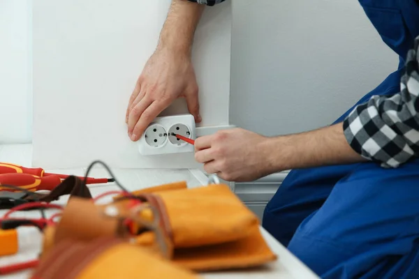Electricista Con Destornillador Reparando Toma Corriente Interiores Primer Plano — Foto de Stock
