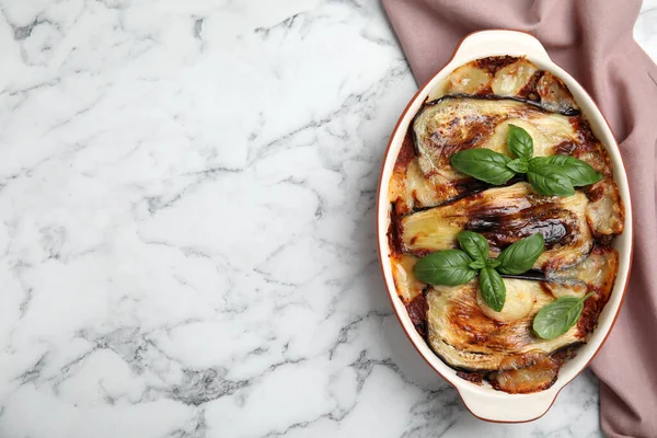 Deliziose Lasagne Melanzane Teglia Tavolo Marmo Bianco Vista Dall Alto — Foto Stock