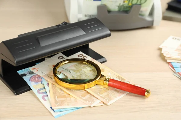 Detector Moeda Moderno Com Notas Euro Lupa Sobre Mesa Madeira — Fotografia de Stock