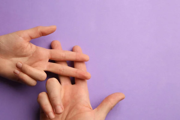 Homem Mulher Fazendo Símbolo Hashtag Com Mãos Fundo Violeta Vista — Fotografia de Stock
