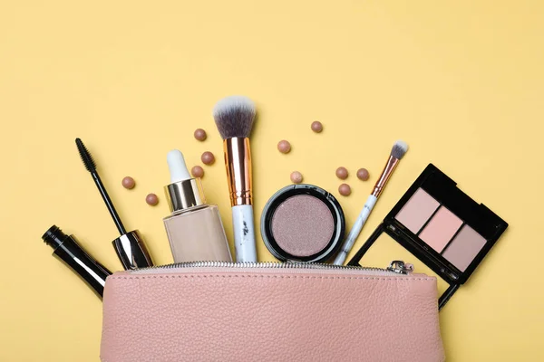 Saco Cosmético Com Produtos Maquiagem Acessórios Fundo Amarelo Flat Lay — Fotografia de Stock