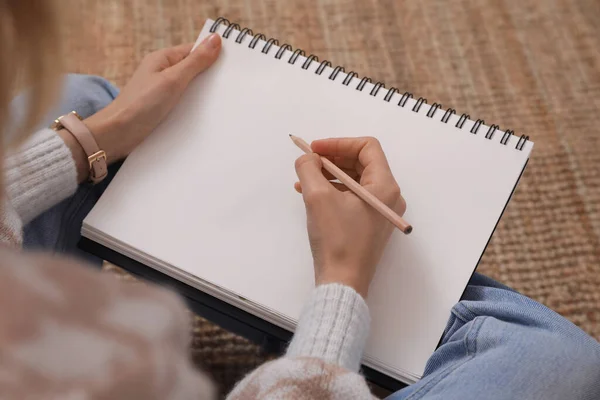 Dibujo Mujer Cuaderno Dibujo Con Lápiz Suelo Casa Vista Superior — Foto de Stock