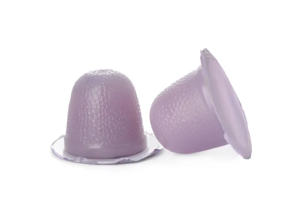 白い背景においしい紫色のゼリーカップ — ストック写真