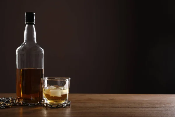 Alkoholsucht Kette Neben Flasche Und Glas Whisky Auf Holztisch Raum — Stockfoto