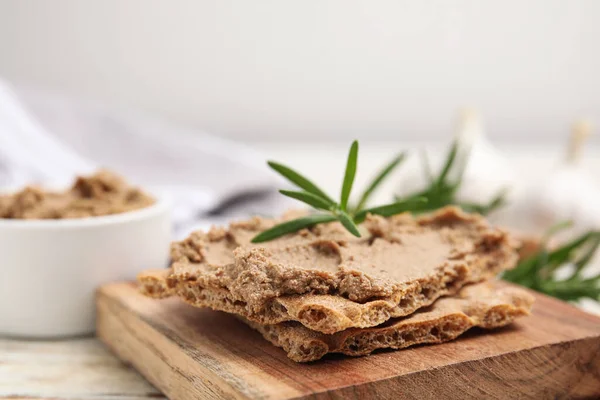 Galletas Crujientes Con Delicioso Paté Carne Romero Tablero Madera Primer — Foto de Stock