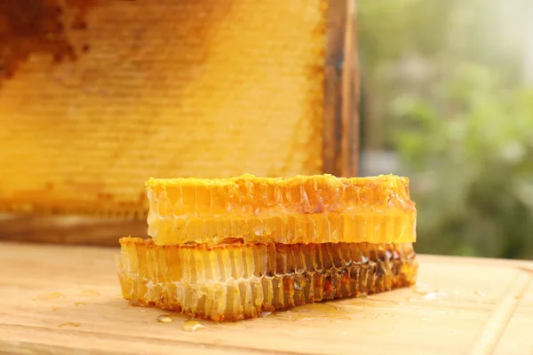 Färska Läckra Honeycombs Träbord Utomhus — Stockfoto
