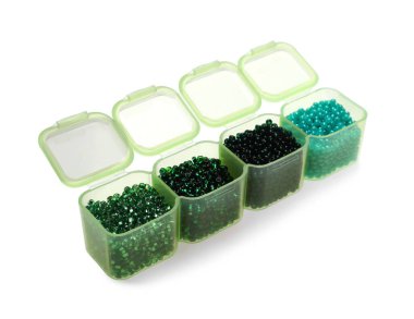 Beyaz arkaplanda farklı boncuklara sahip plastik düzenleyici