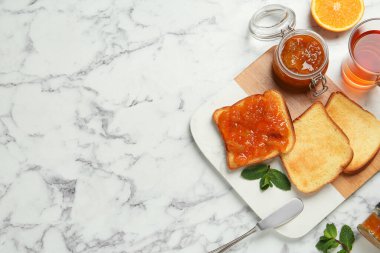 Lezzetli tostlar, beyaz mermer masada reçel, çay ve nane ile servis edilir. Metin için boşluk