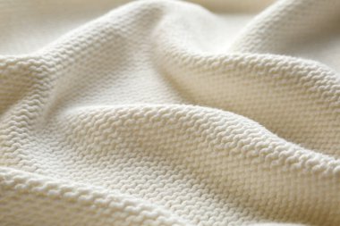 Arka plan olarak güzel beyaz örülmüş kumaş, yakın plan