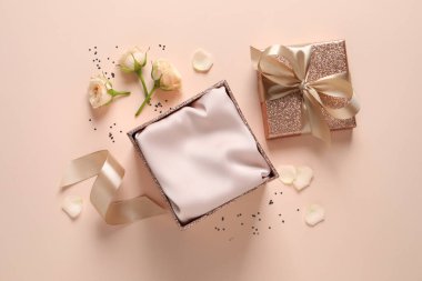 Hediye kutusunu, konfetiyi ve pembe arka planda gülleri aç..