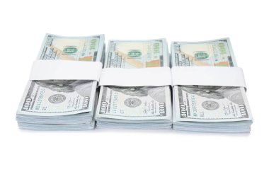 Beyaz arka planda yığınla para var. Amerikan ulusal para birimi