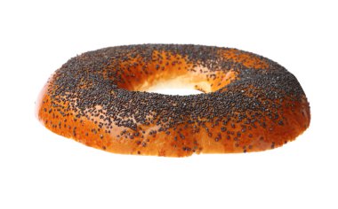 Lezzetli taze simitlerin yarısı beyaz üzerine izole edilmiş.