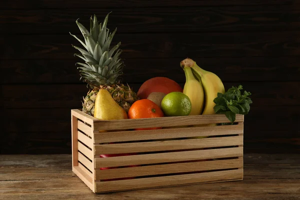 Kiste Mit Verschiedenen Reifen Früchten Auf Holztisch — Stockfoto