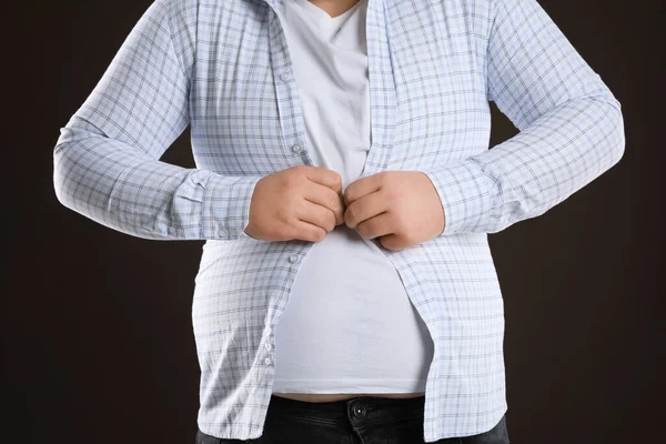 Uomo Sovrappeso Che Cerca Abbottonare Camicia Stretta Sfondo Marrone Scuro — Foto Stock