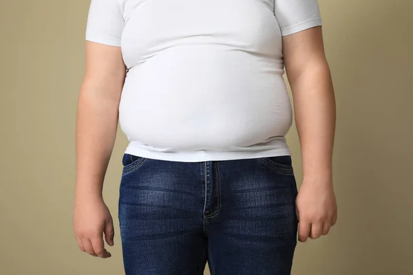 Hombre Con Sobrepeso Camiseta Ajustada Sobre Fondo Beige Primer Plano —  Fotos de Stock