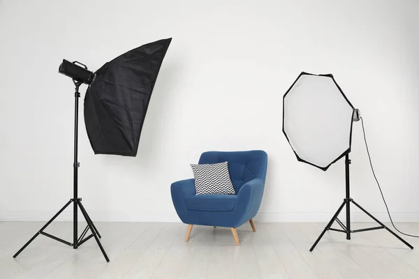 Удобное Кресло Профессиональное Осветительное Оборудование Фотостудии — стоковое фото