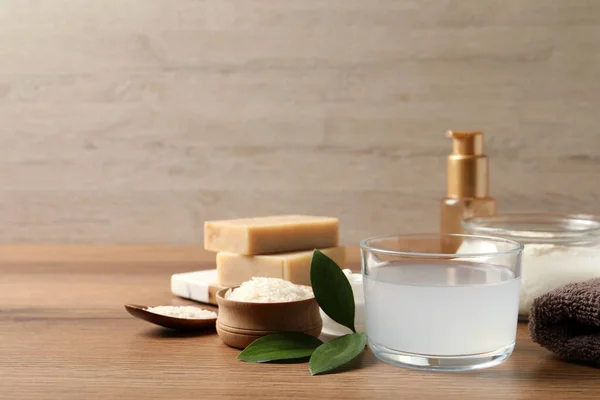 Domácí Přírodní Rýžová Voda Kosmetické Výrobky Dřevěném Stole Mezera Pro — Stock fotografie